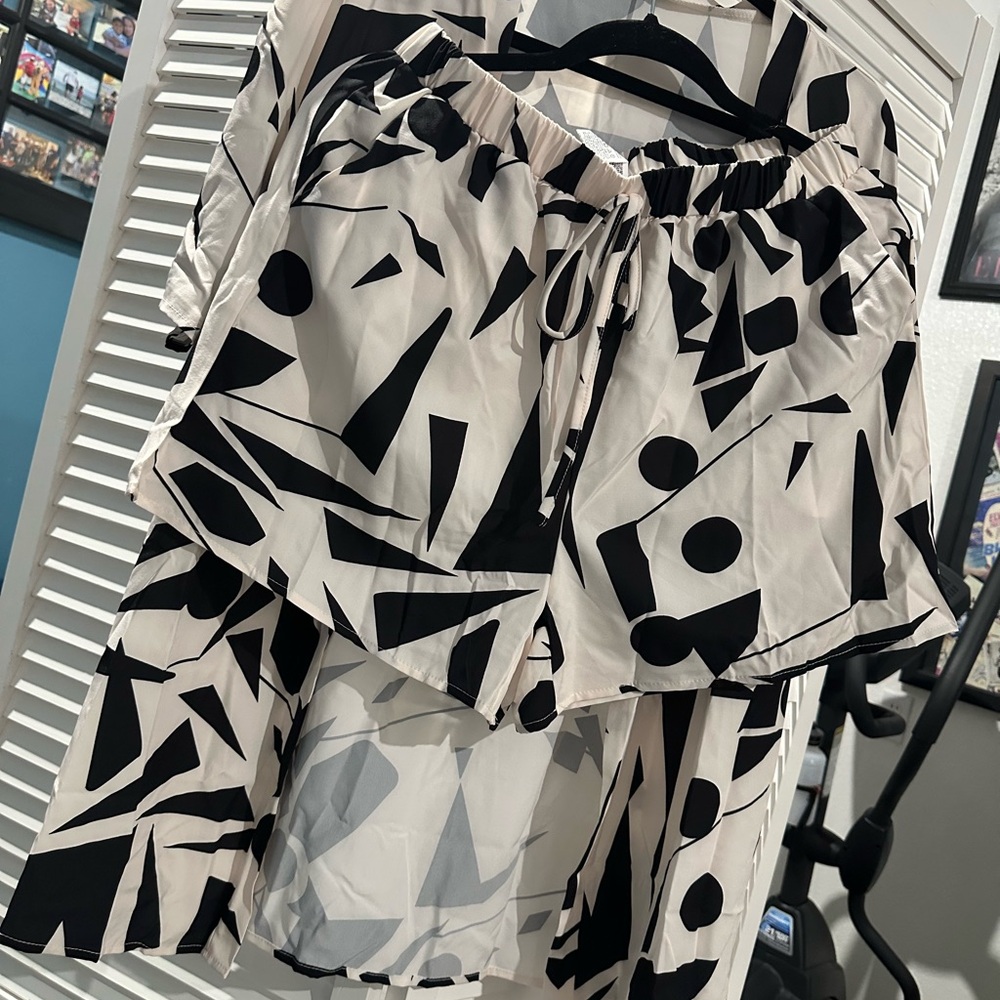 SHEIN Monochrome Kimono With Shorts